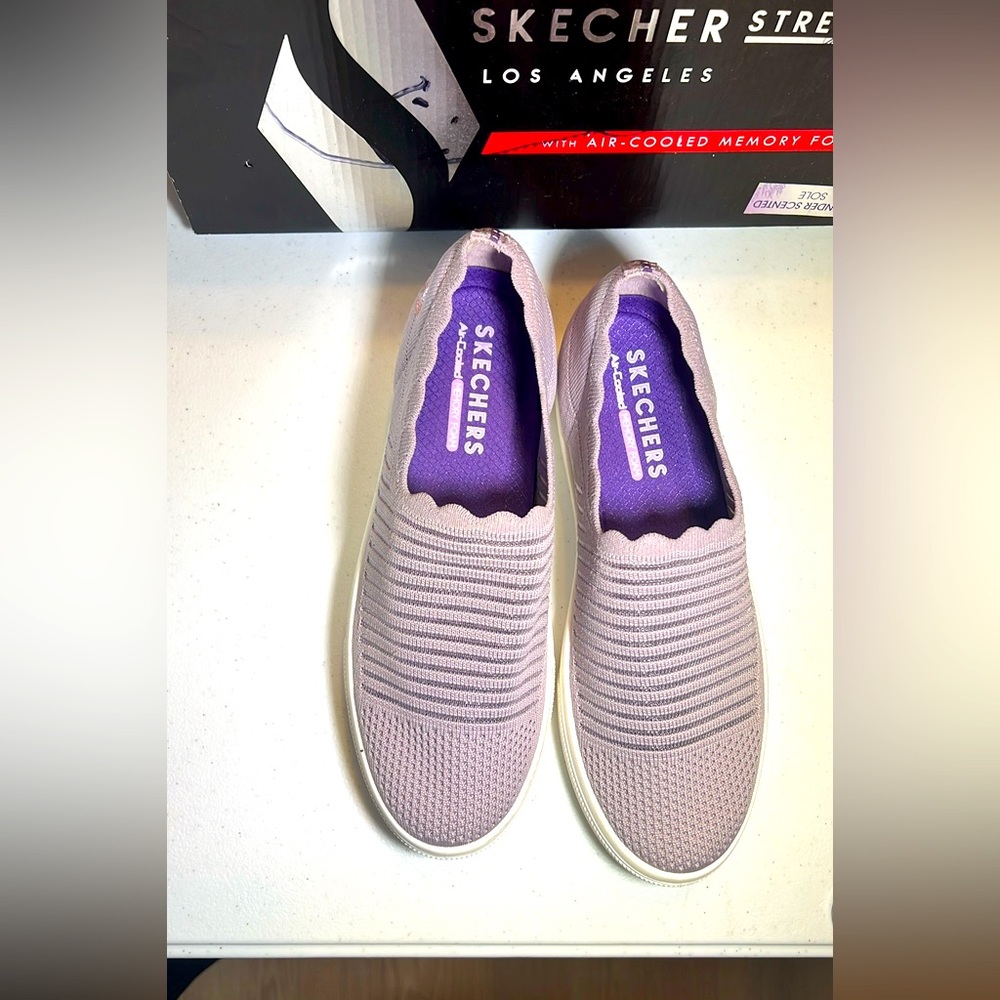 Woman’s Skechers Street with air-cooled memory foamed lavander SIZE 8.5